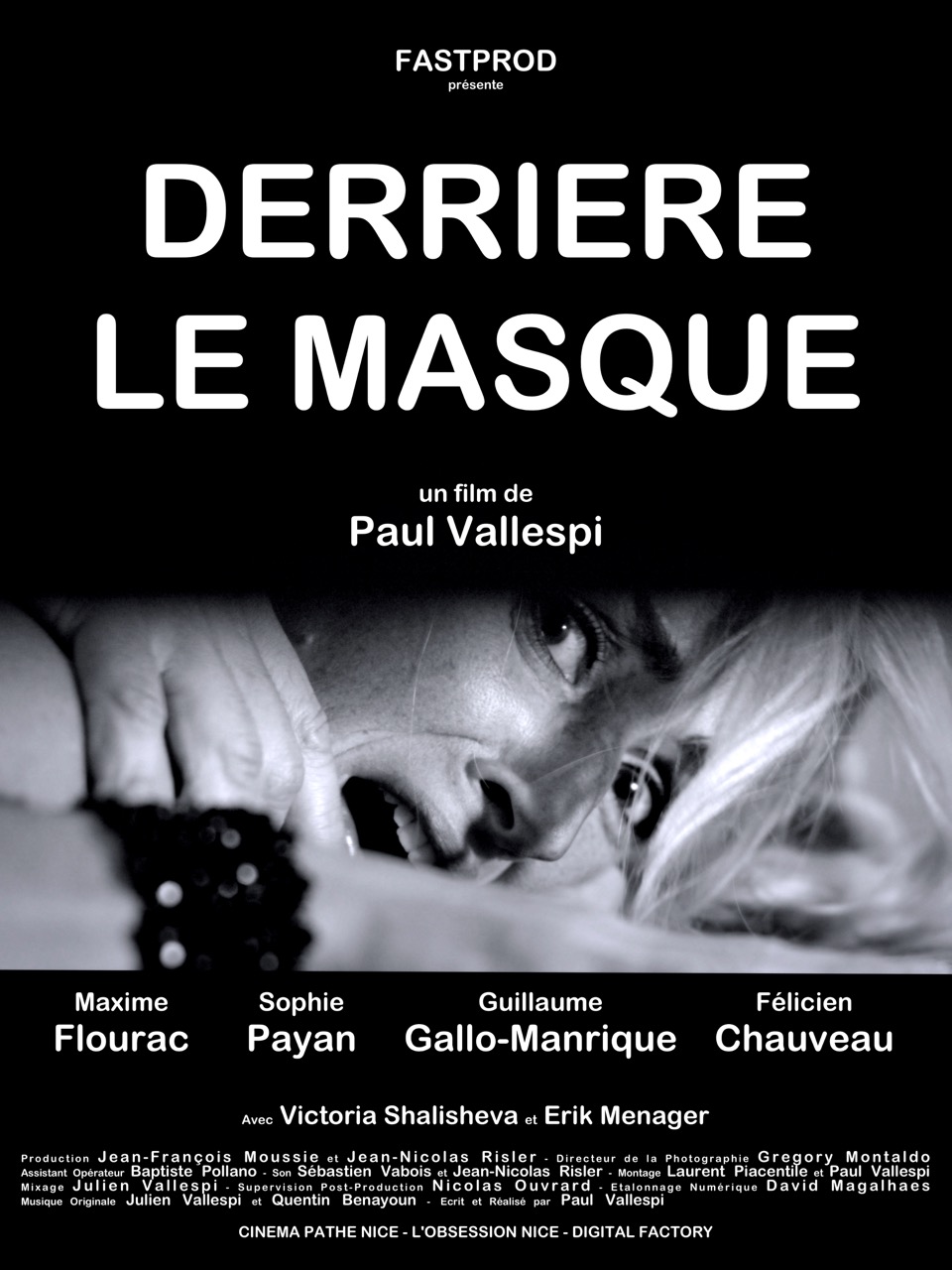 Derrière le masque