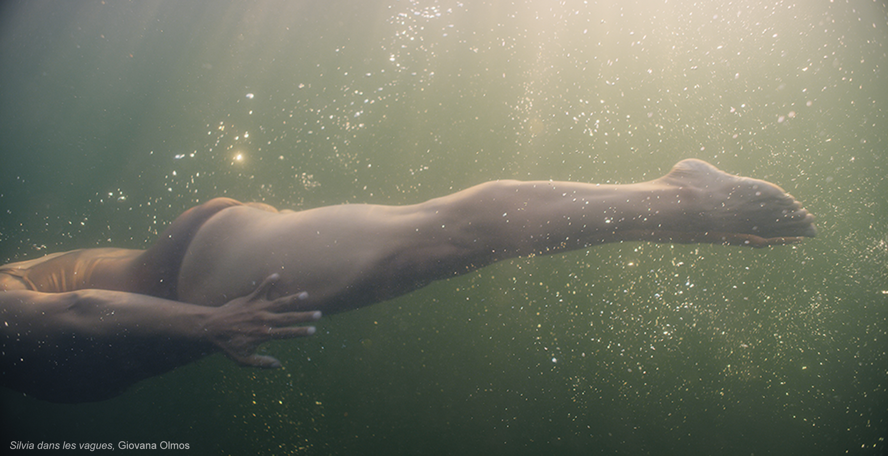 Silvia dans les vagues