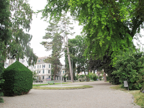 Dans un jardin (européen)