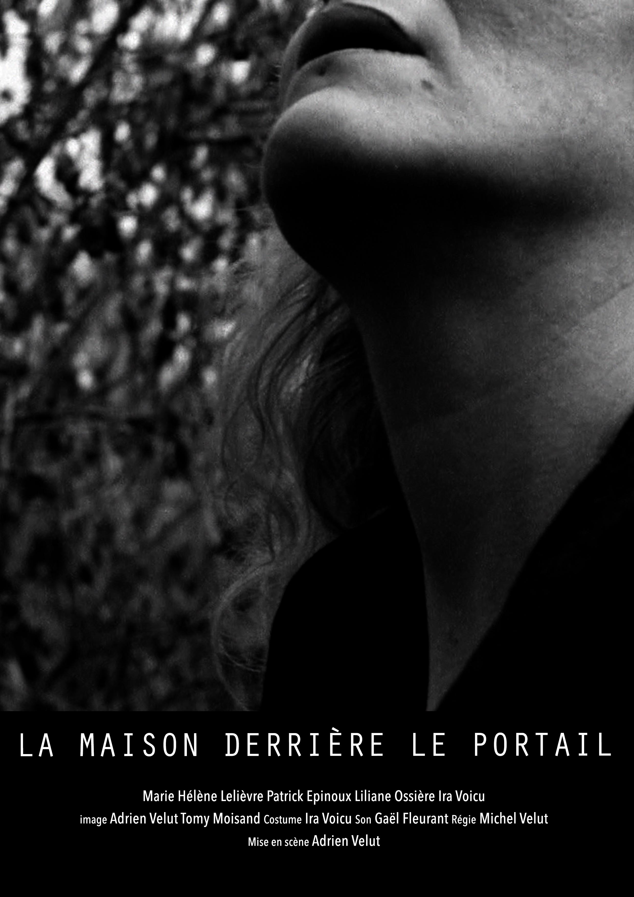 Maison derrière le portail