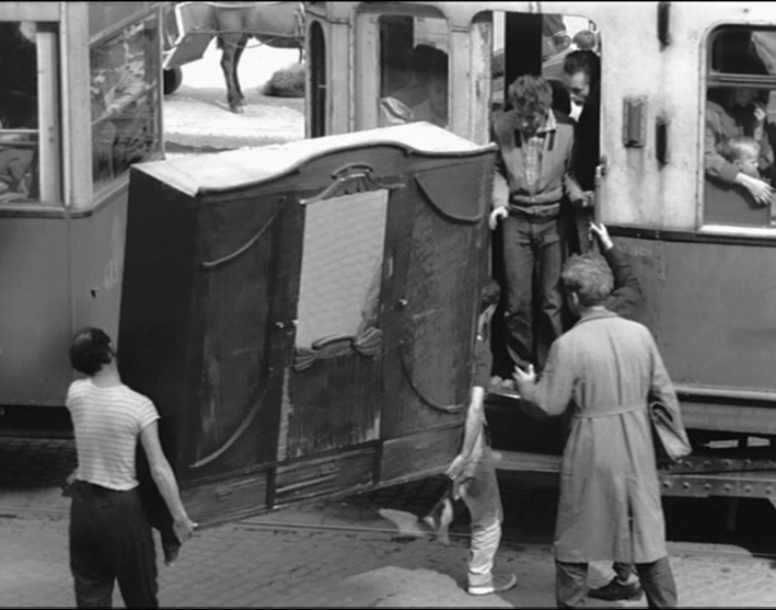 Dwaj ludzie z szafą