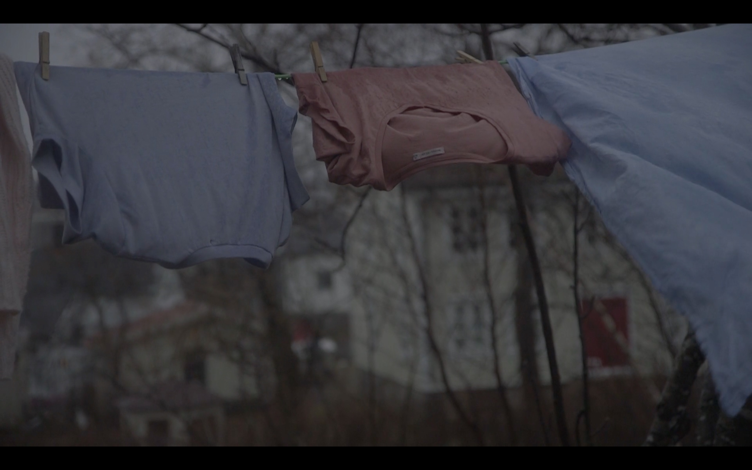 en uhyre havbugt, der begrænsedes af mægtige bergkeder mod syd