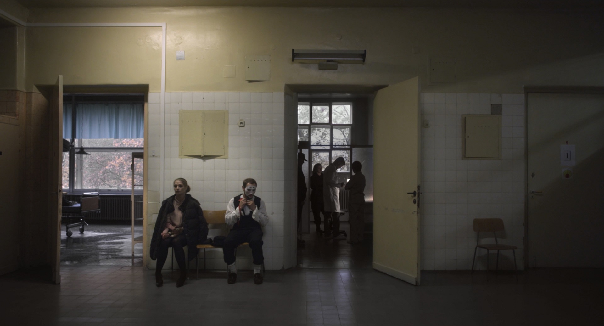 Okno z widokiem na sciane