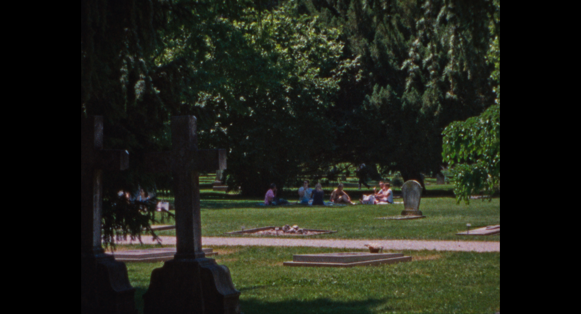 Midi dans le cimetière