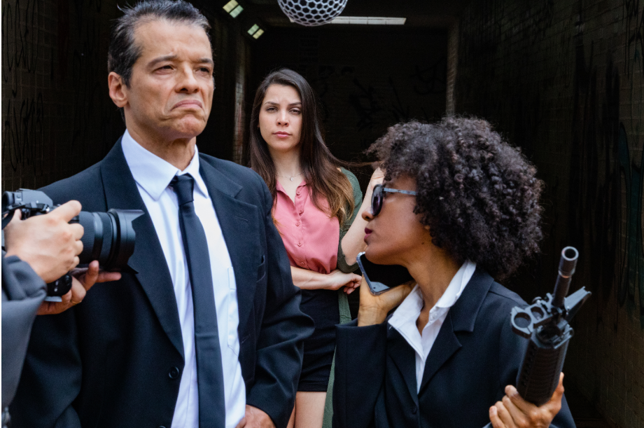 Caras Legais não Olham para Explosões