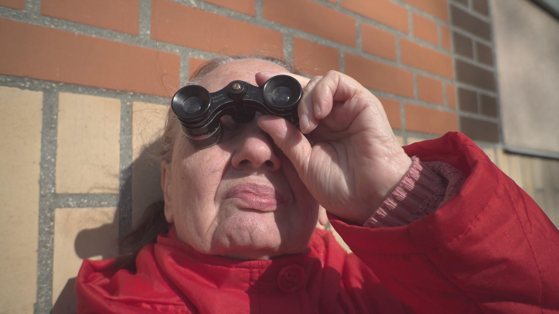 Michèle parmi les briques