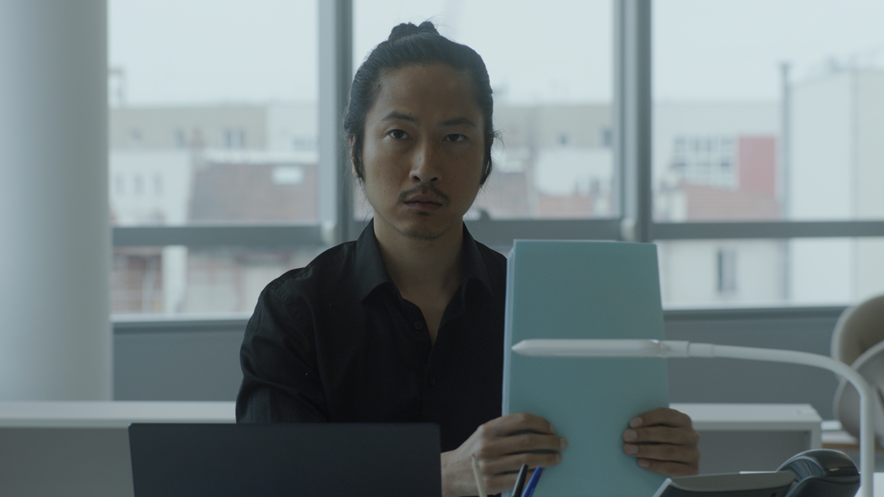 Derrière la table vide