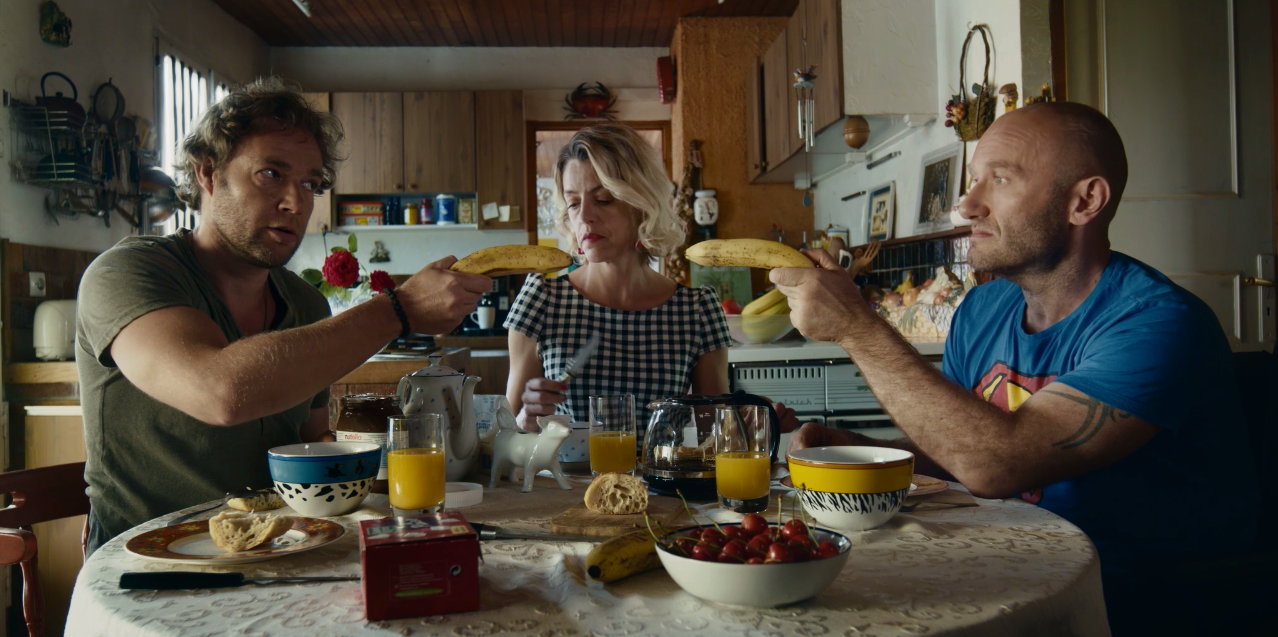 Trois pissenlits dans un verre d'eau