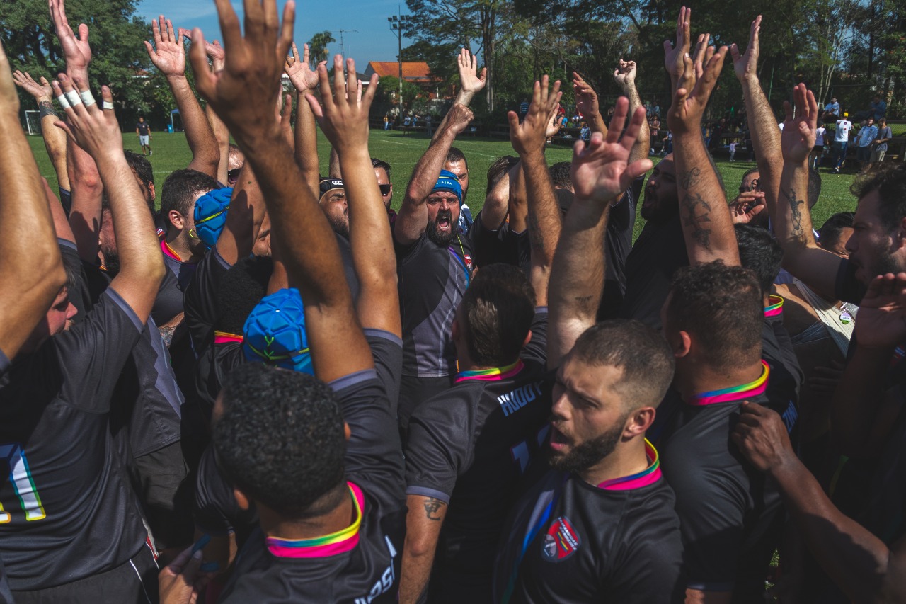 Agachem, segurem, formem, arrasem