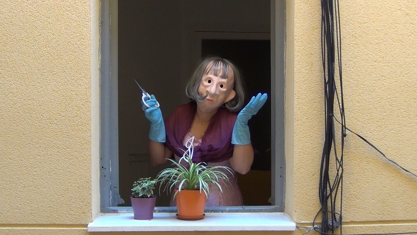 A dos metros de distancia