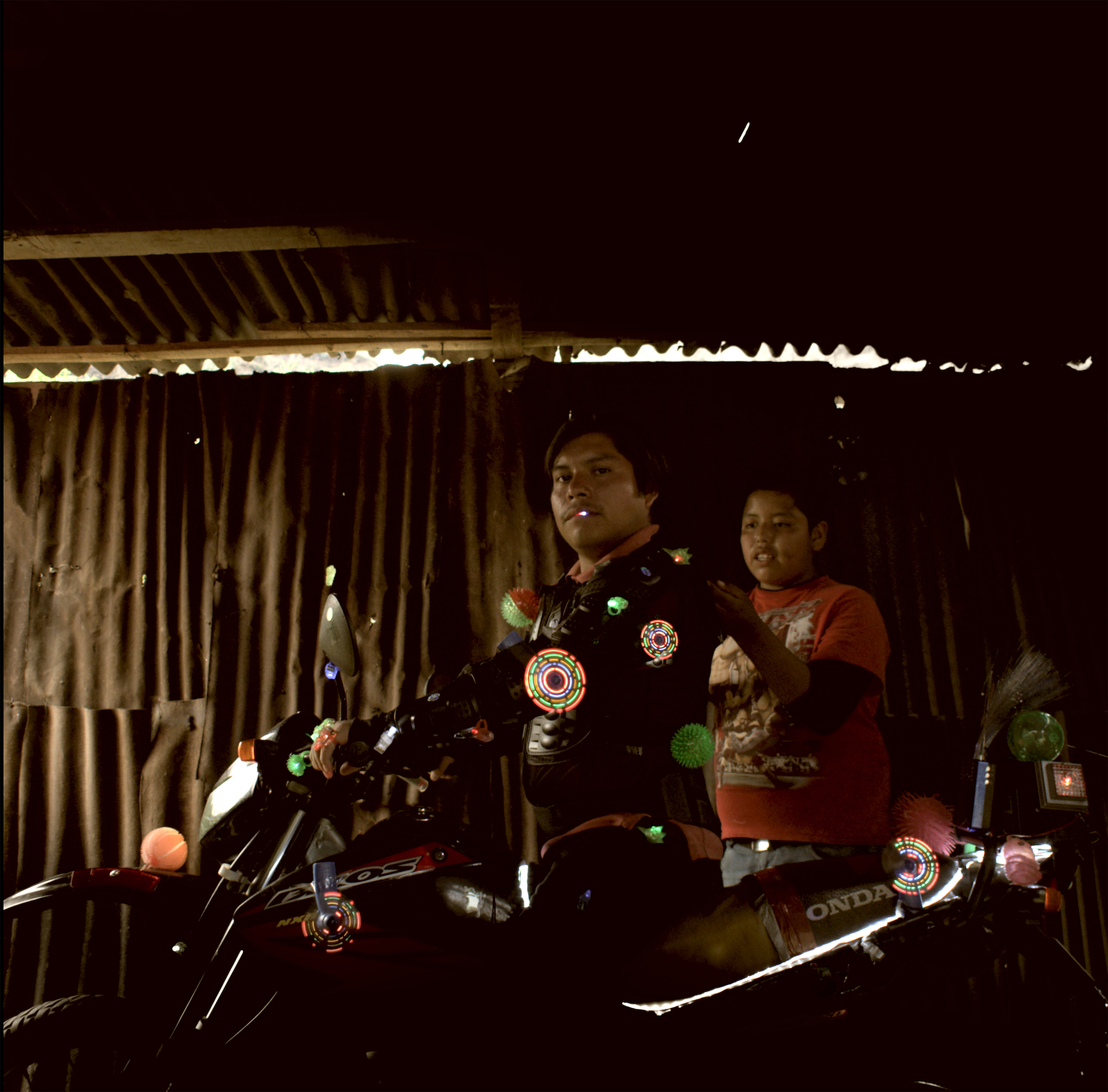 Al motociclista no le cabe la felicidad en el traje