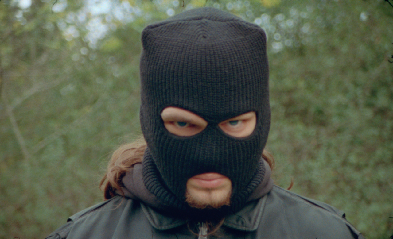 Oiseau chante avec ses mains