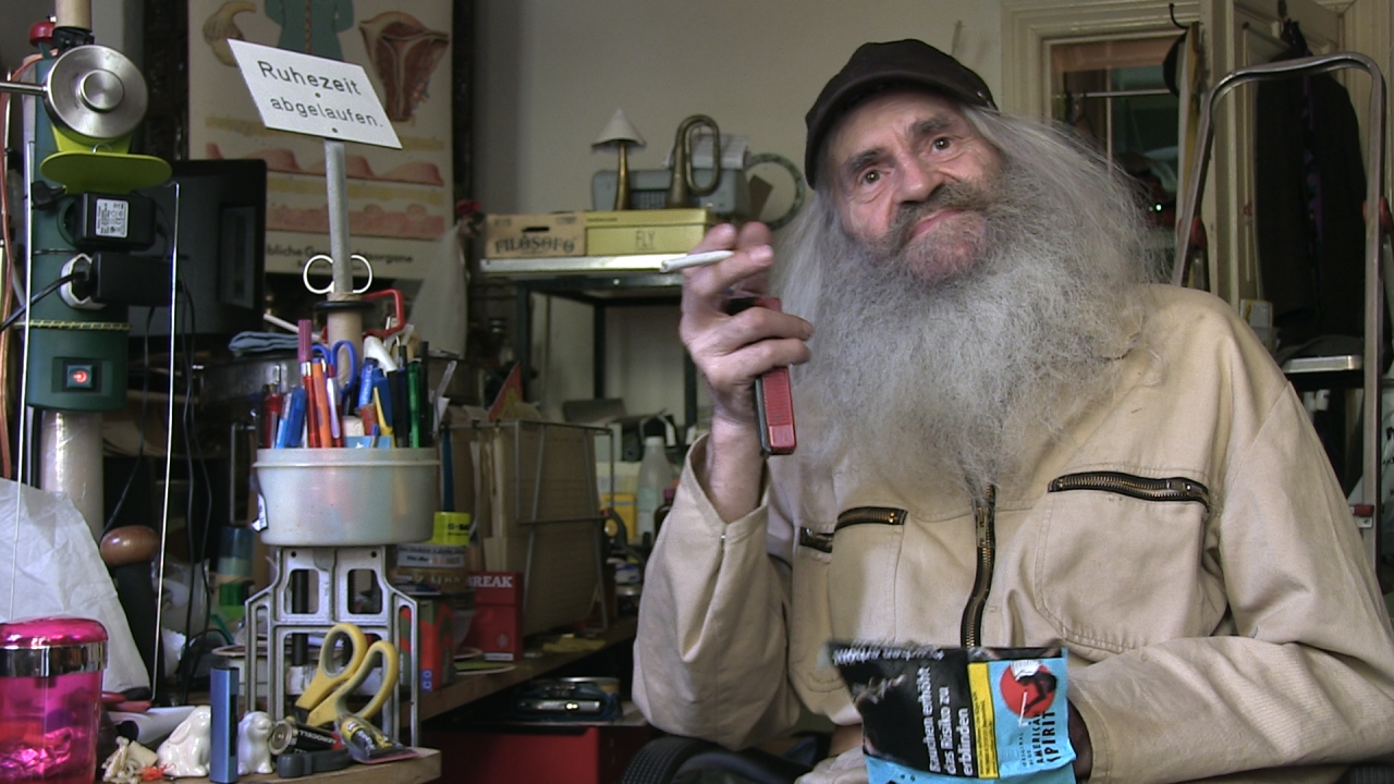 Fuchs mit verschränkten Armen