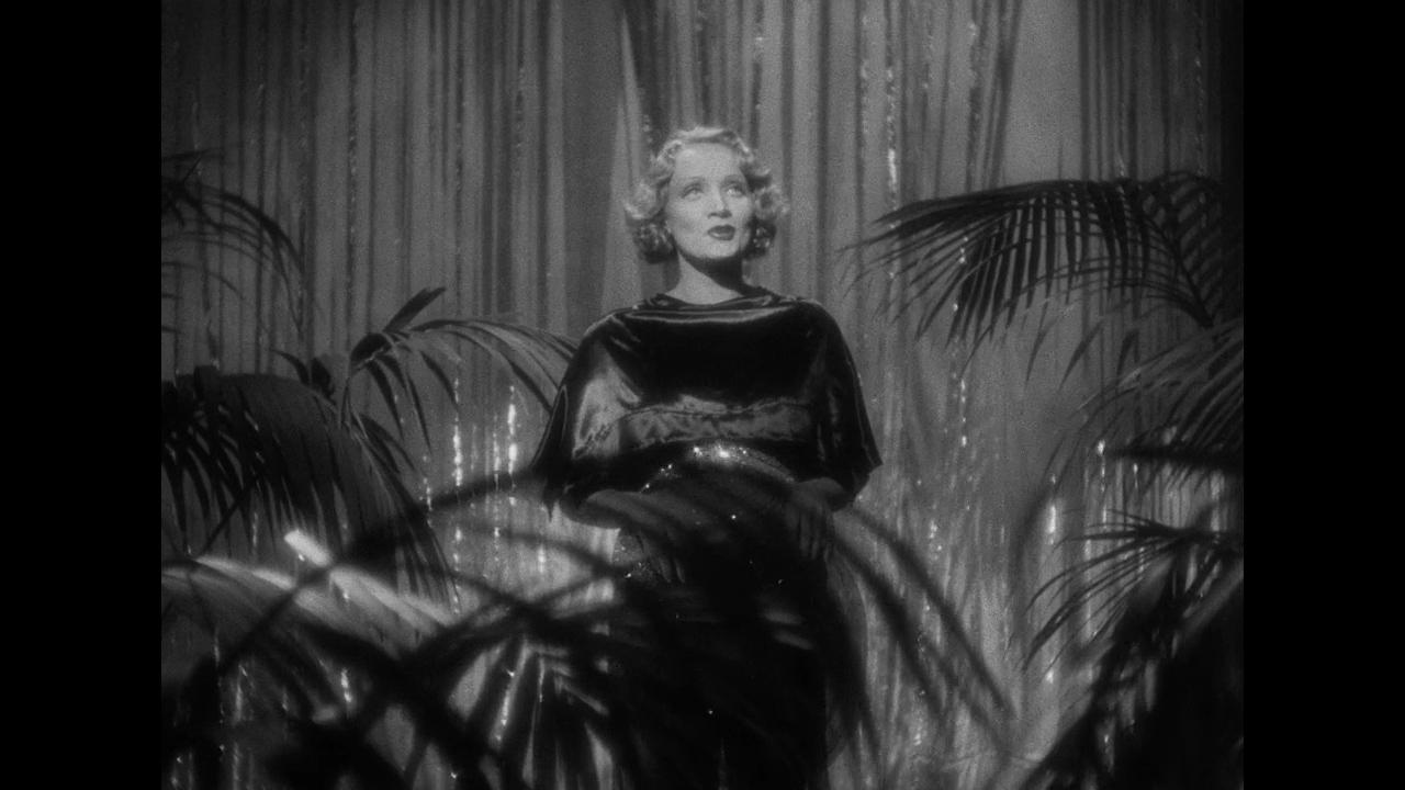 Hand that touches the arm