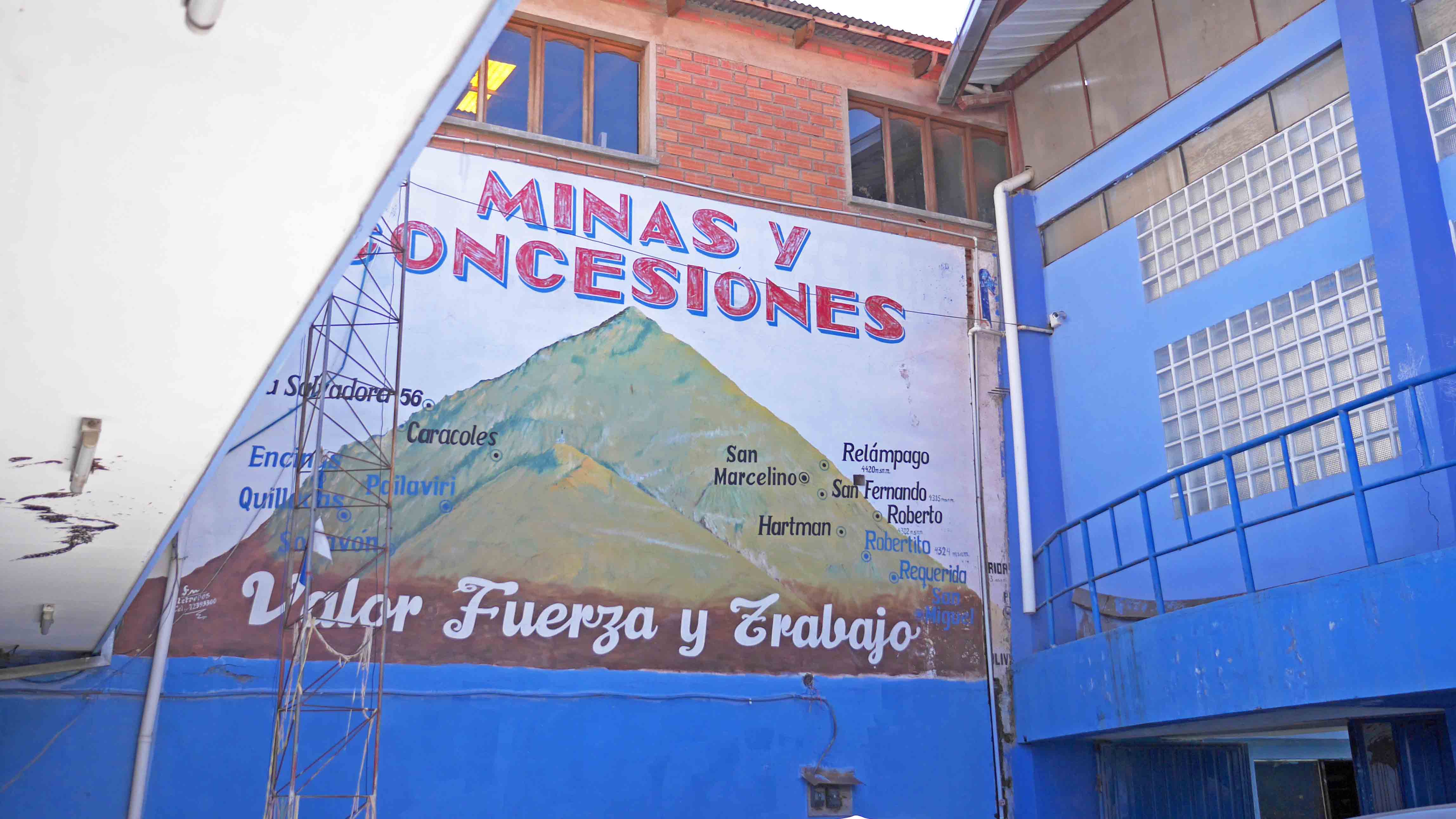 A la sombra del cerro