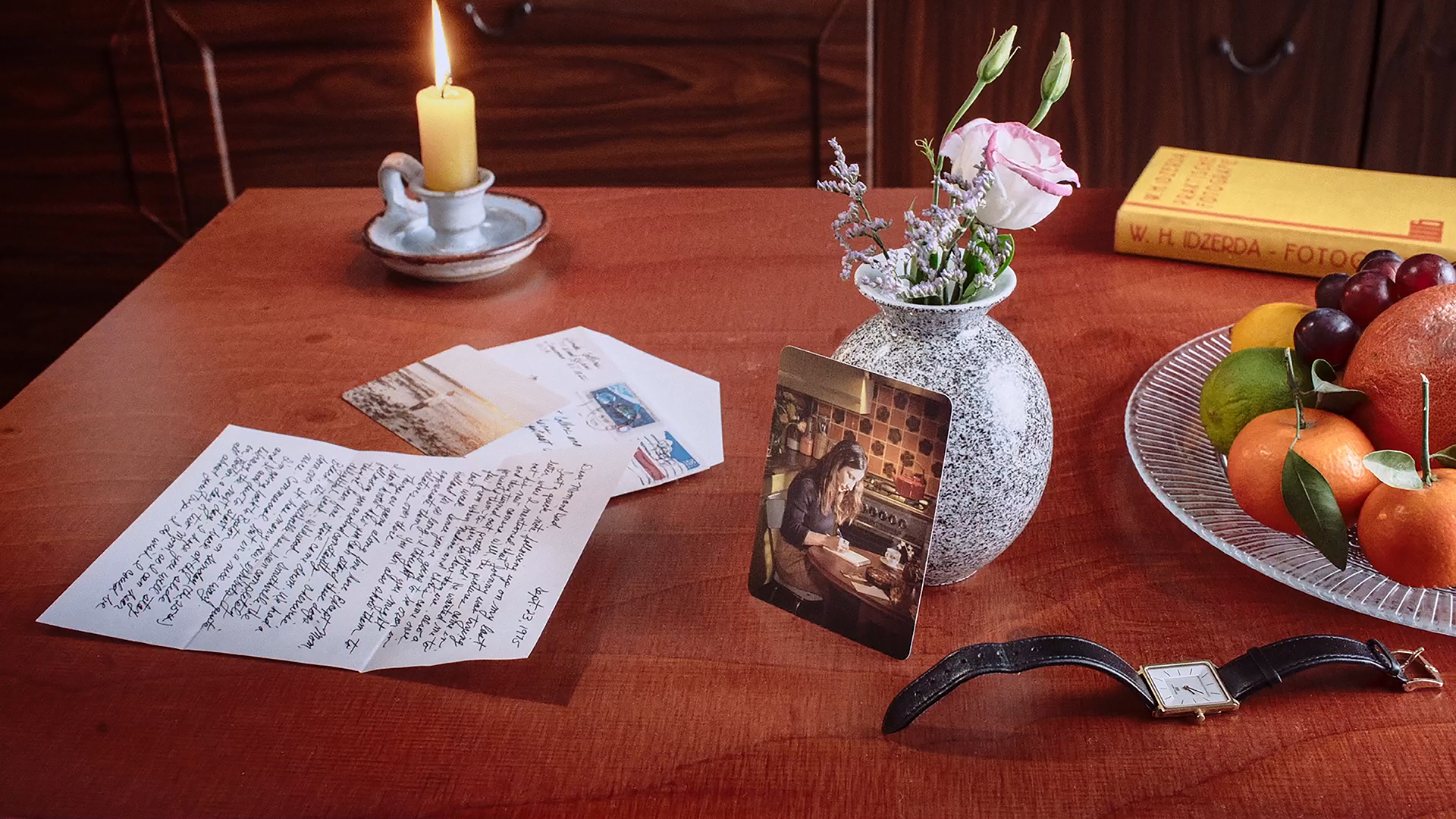 Stilleven met vrouw, thee en brief