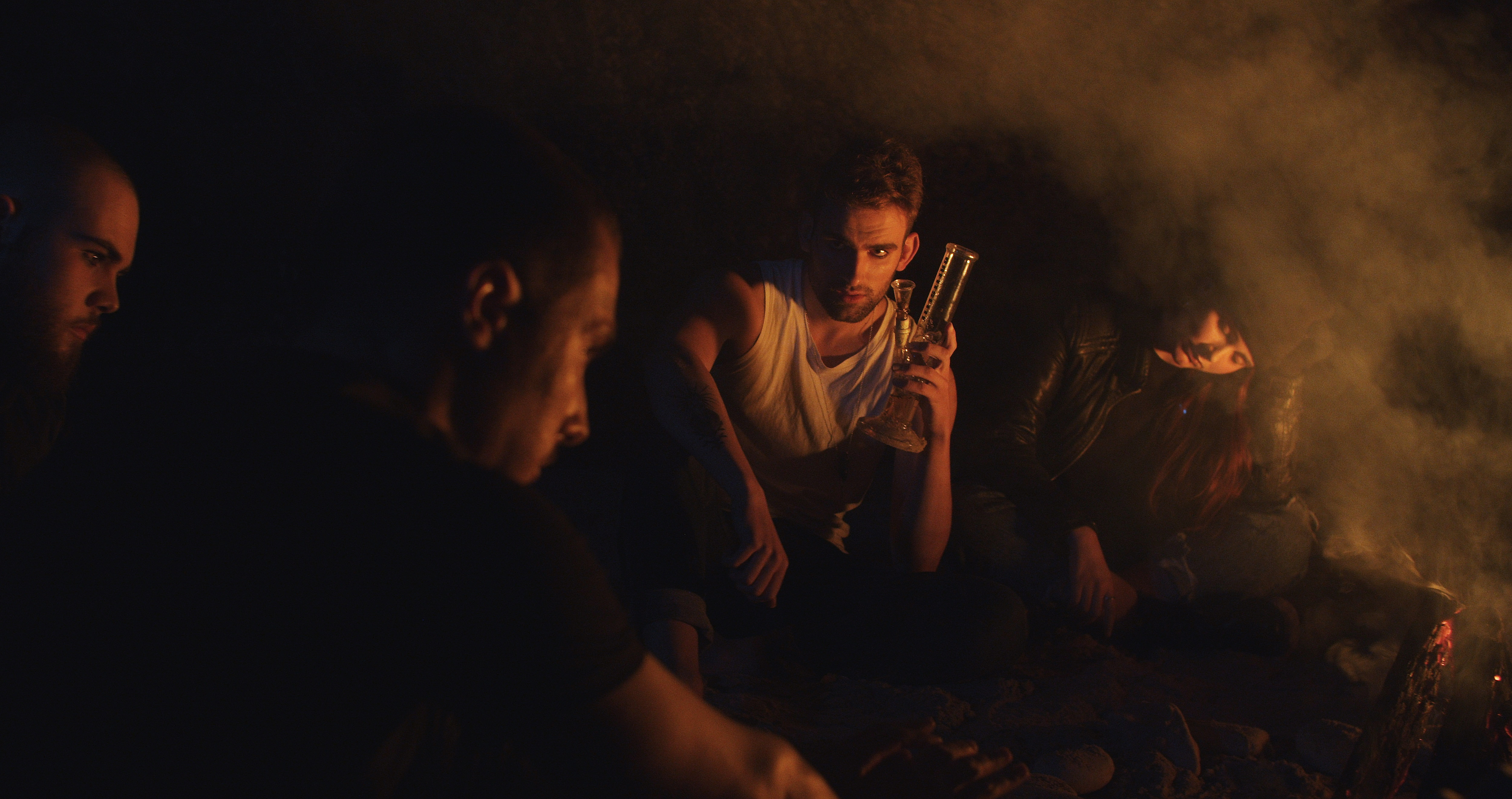 Círculos sobre agua, bajo nubes de algodón