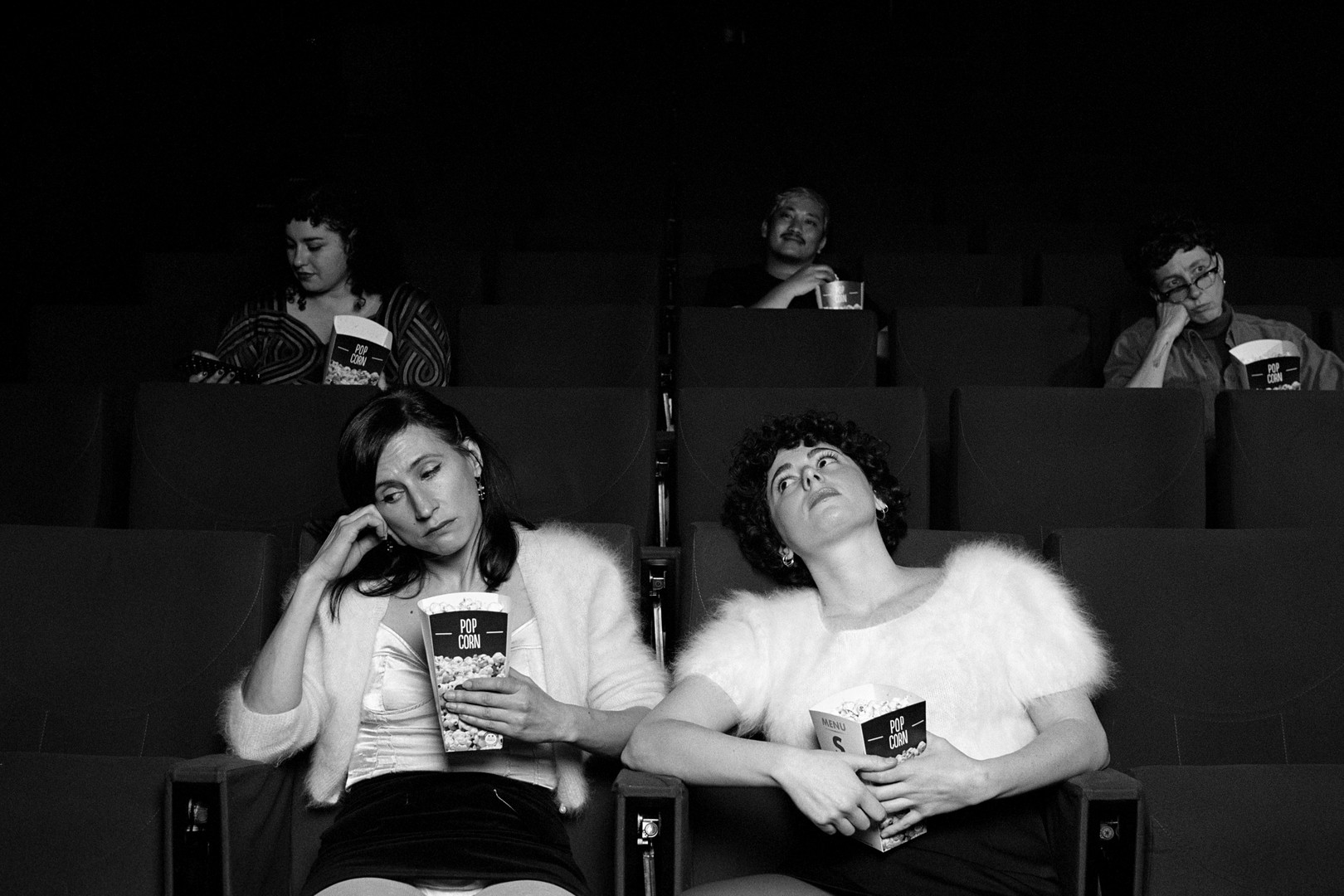 Romy & Laure... happées par le trou spatio-temporel !