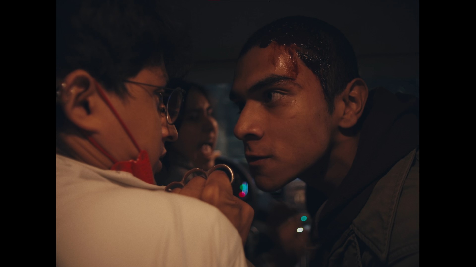 Él, detrás del arma