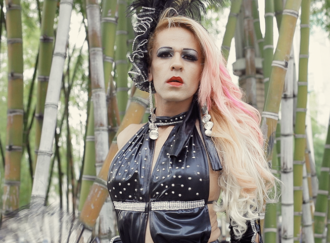 Pisa Tus Flores Al Andar