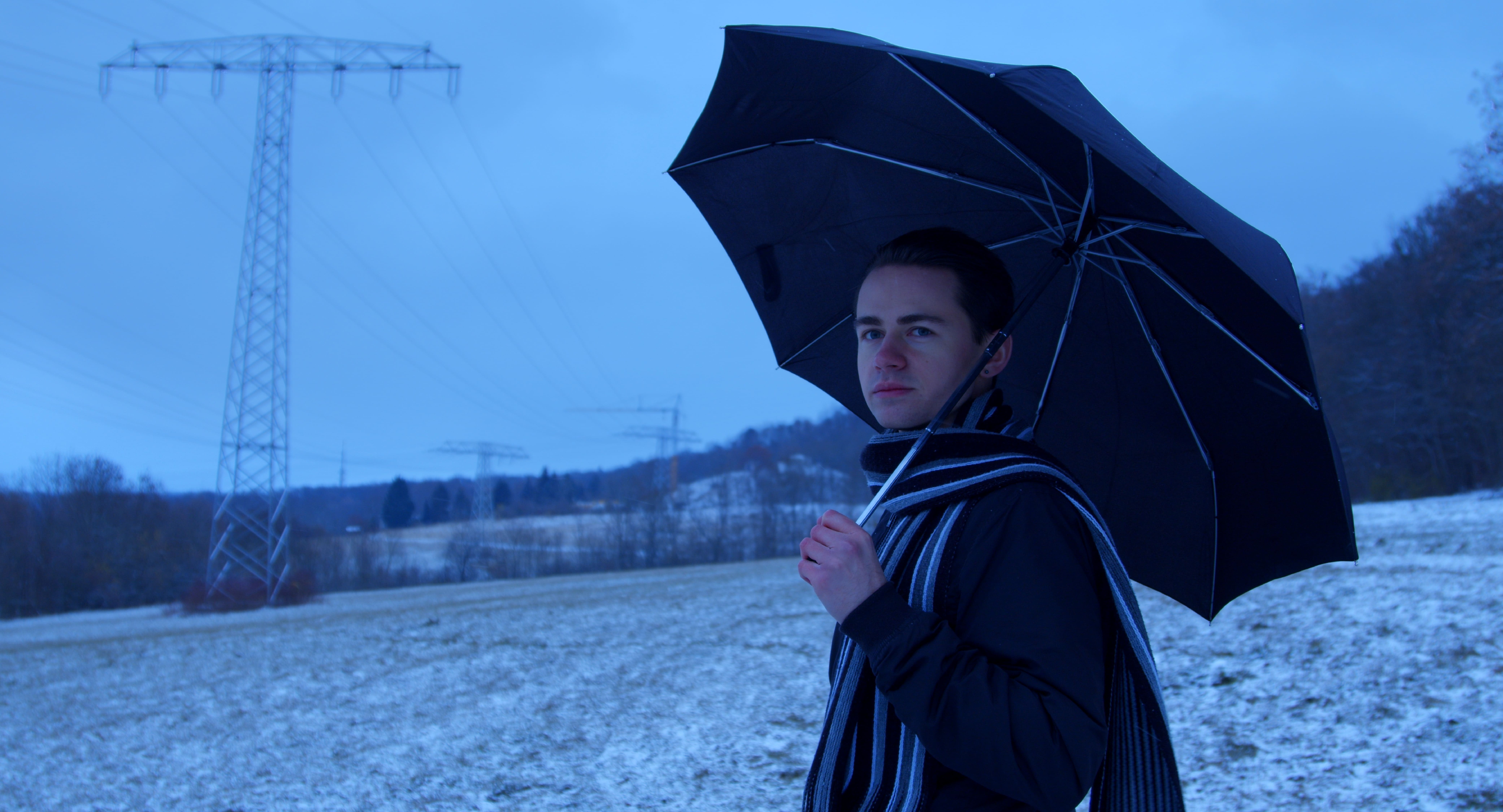 Schneebedeckt die grüne Flur