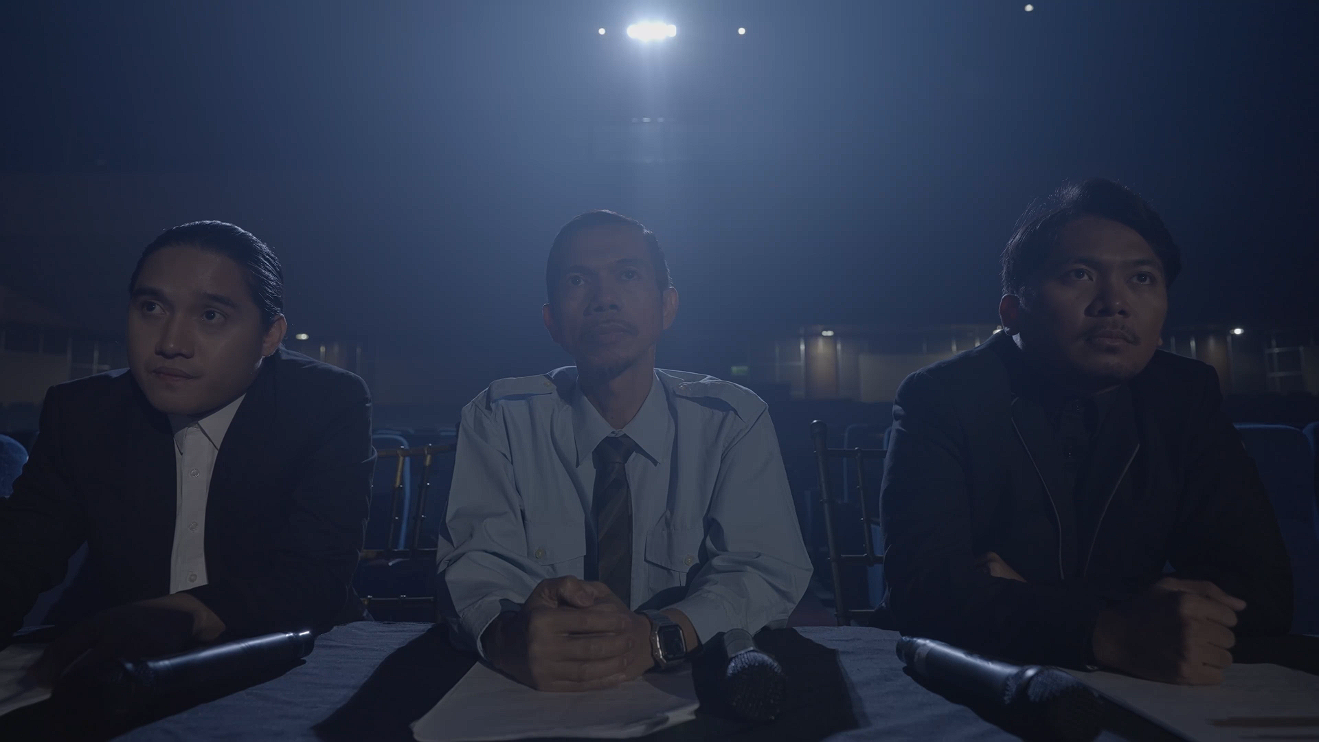 Pagtangis Ng Mga Aninong Umiindak Sa Hangin