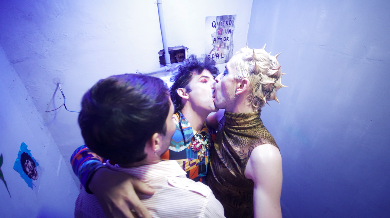 Hijes del siglo bailan entre llamas y no arden