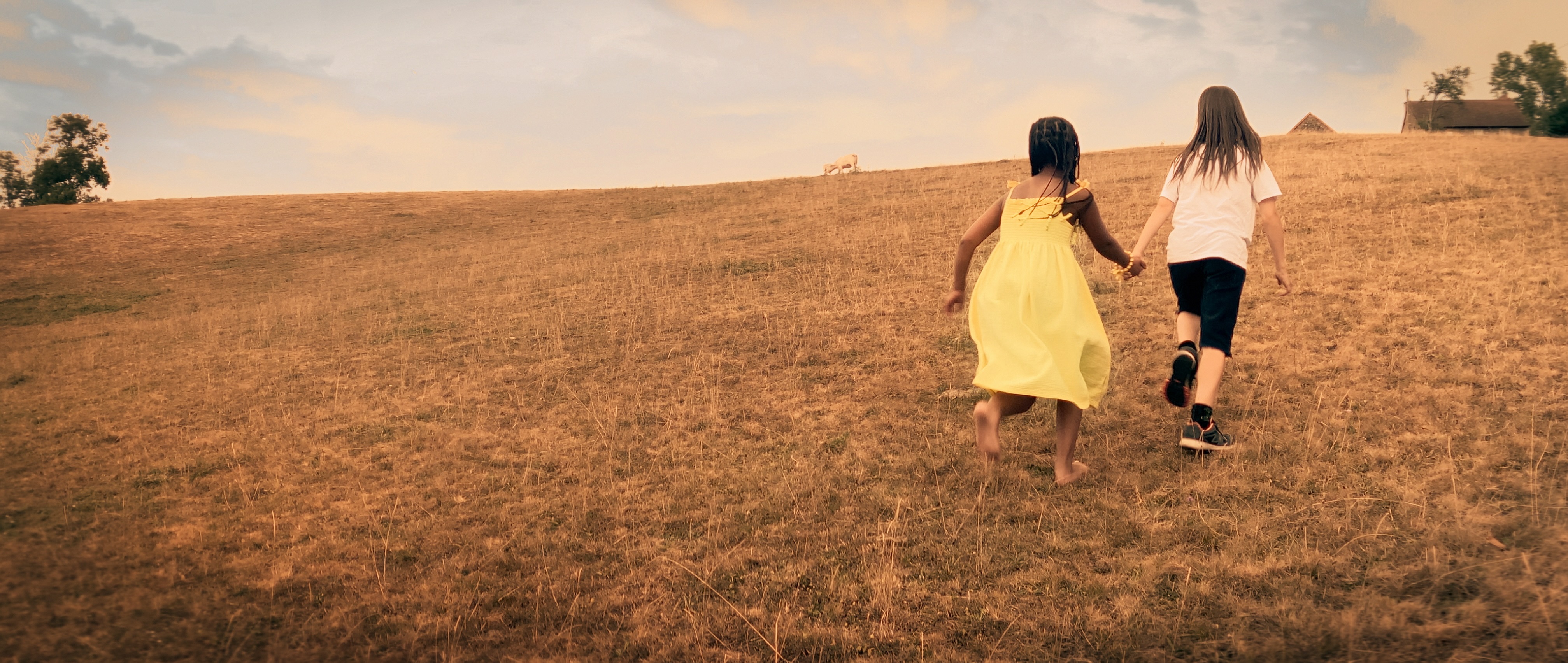 Petite fille en jaune