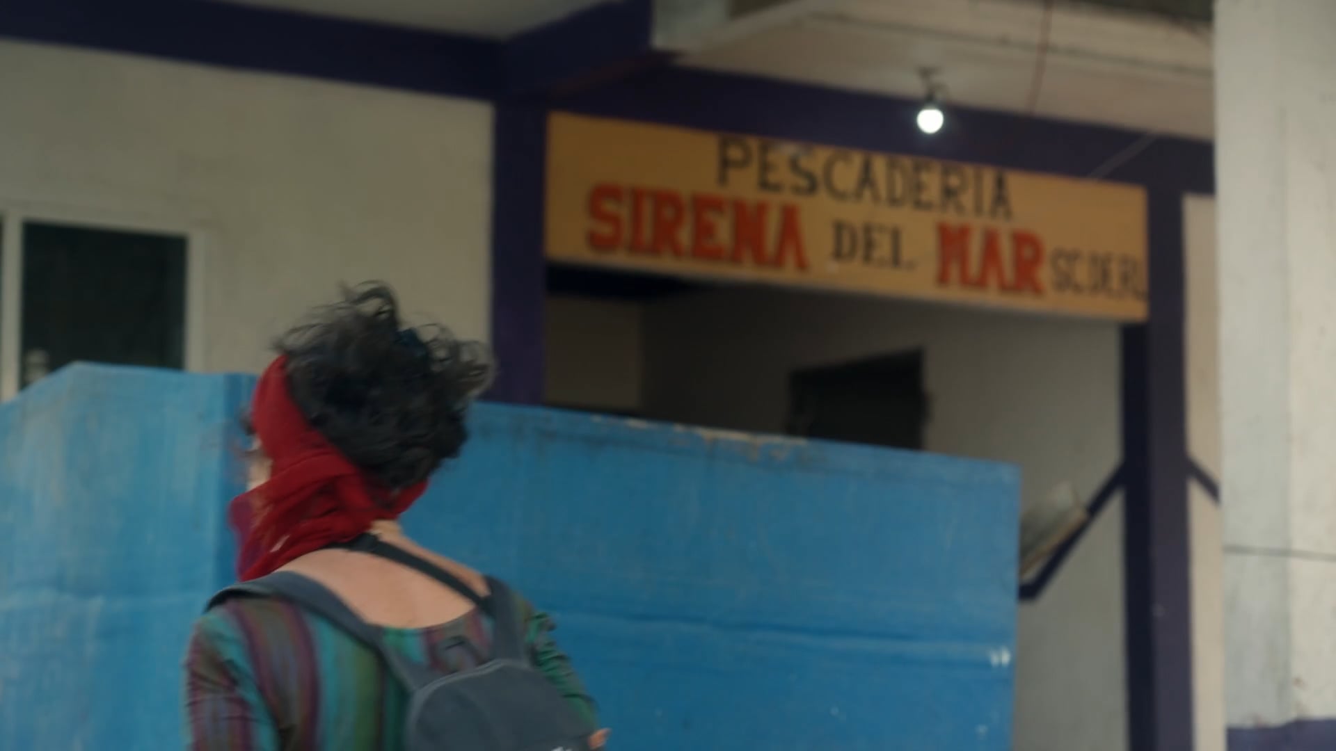 Sirenes nagent à contrecourant