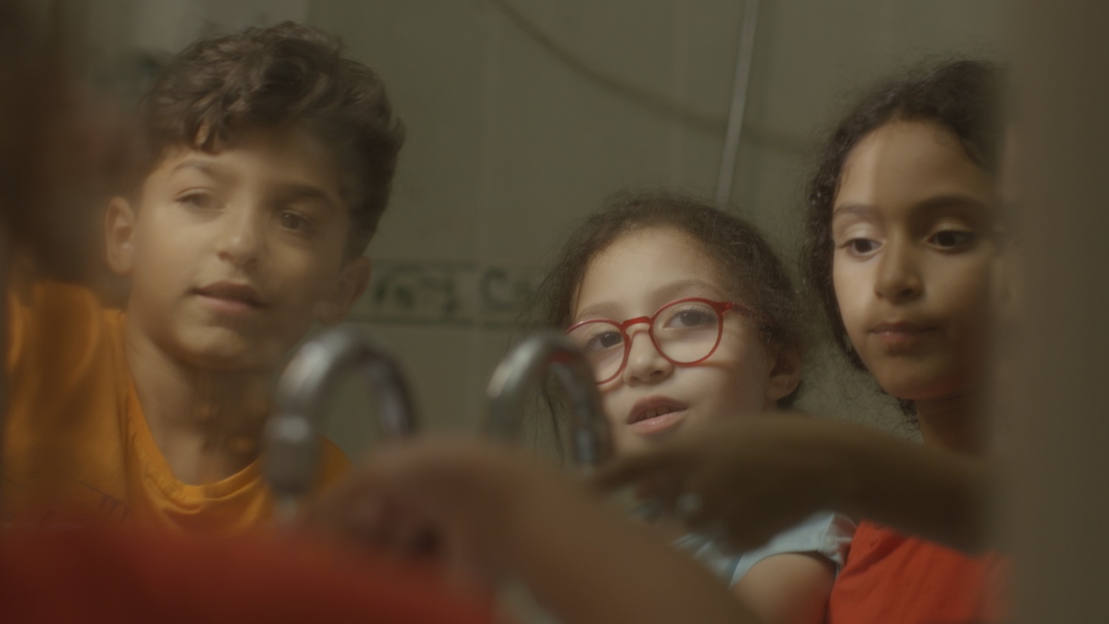 La yusmah bidukhul al-atfal